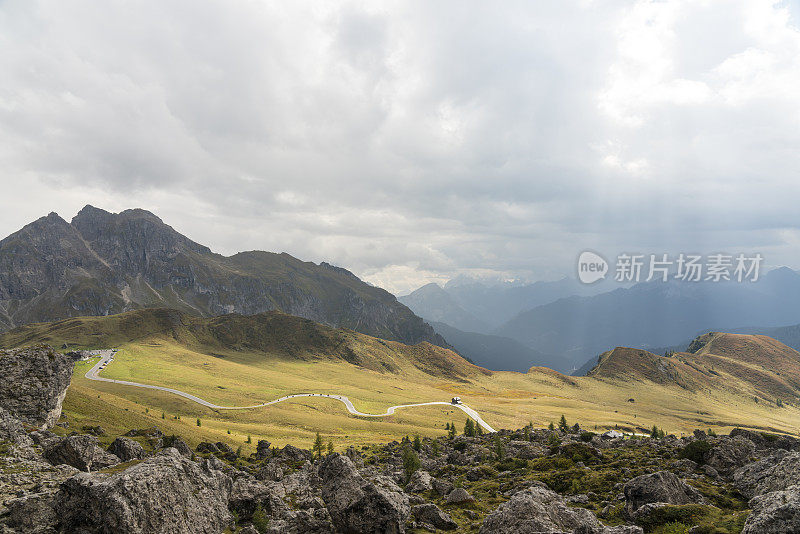 Dolomites的风景从Giau Pass